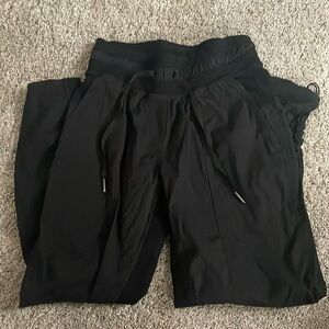 I am selling these black pants from Lululemon